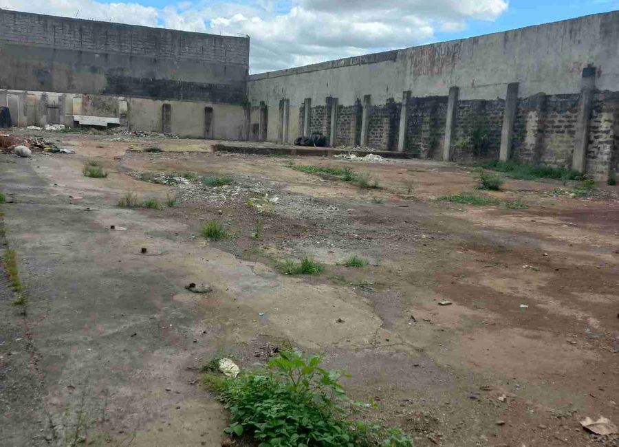 URGENT!..Affordable 1,724 sqm Vacant Lot with building For rent in ...