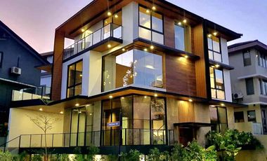 MCKINLEY HILL VILLAGE HOPUSE AND LOT 5BR WITH POOL
