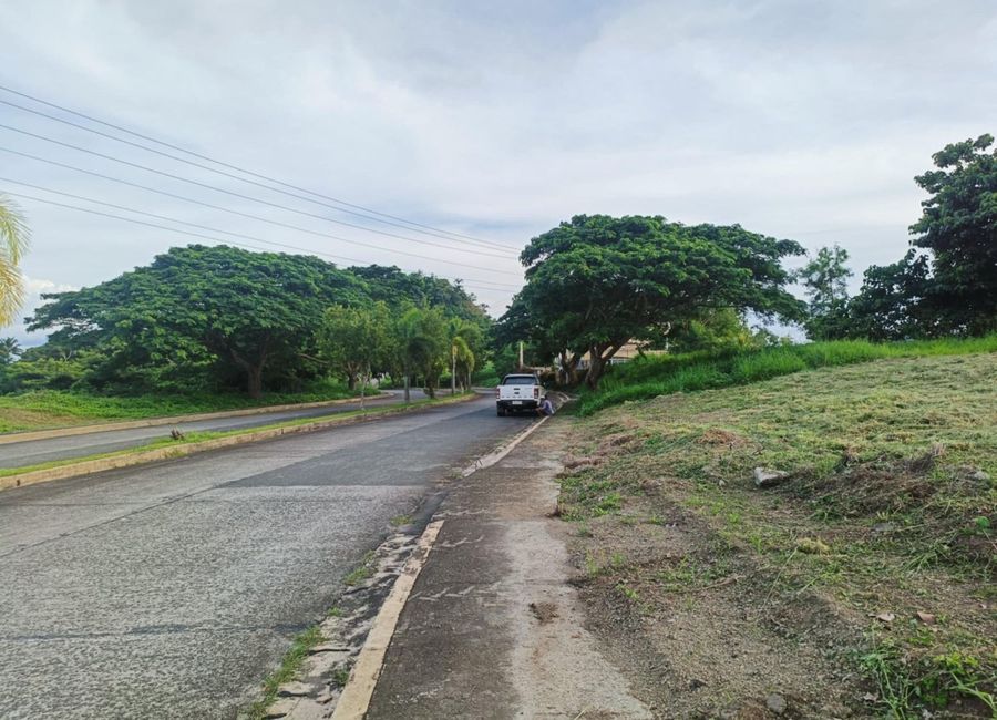 Paseo de Enrile, Splendido Taal Residential Golf & Country Club, Laurel, Batangas image 3