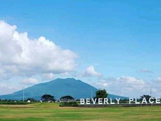 Lot for Sale in Beverly Place!