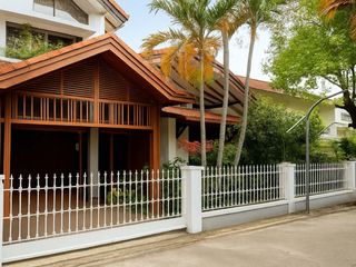 DIJUAL RUMAH TERAWAT FURNISHED STRATEGIS PUSAT KOTA BANDUNG