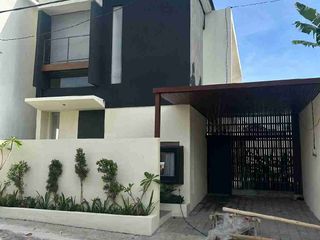 dijual villa baru lantai 2 lokasi semer kerobokan