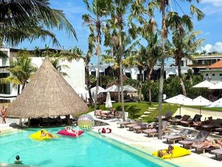 Guest House with Pool & Bar At Pantai Batu Bolong, Canggu