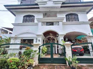 Elegant 3-Storey House
with Acacia & Solid Wood materials