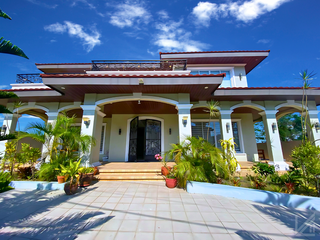 Elegant Fully Furnished Residence in Splendido Taal Near Metro Tagaytay and Twin Lakes