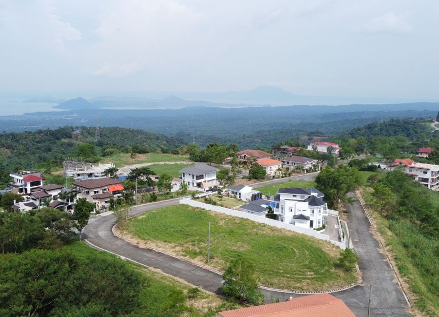 Paseo de Enrile, Splendido Taal Residential Golf & Country Club, Laurel, Batangas