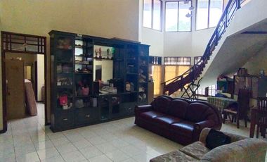 5 Bedroom House in Gatot Subroto Denpasar, Furnished, Close to Lumintang Park and Living World Denpasar