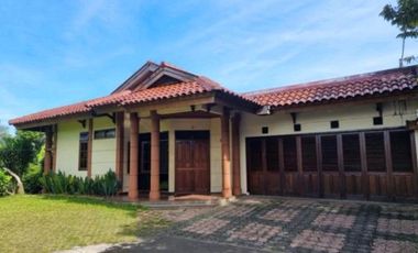 Rumah Megah 2LT 669m 4+2KT SHM di Perumahan Cempaka Hijau Ciputat