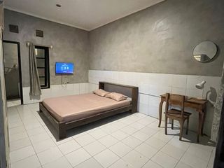KOS ESKLUSIVE DEKET UMS, TUGU MAKUTA, DAN DPRD SURAKARTA