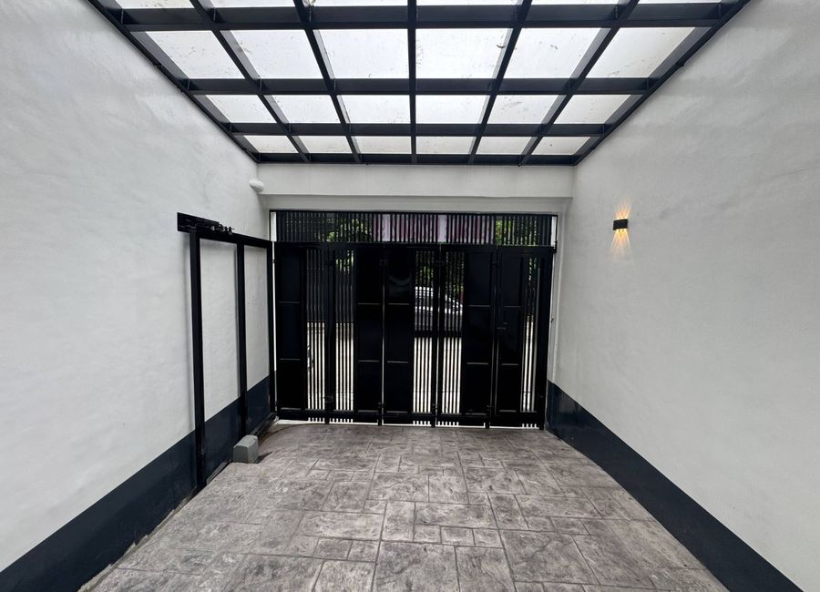 FOR SALE: 3-Bedroom Townhouse / Duplex in Laging Handa, Quezon City ...