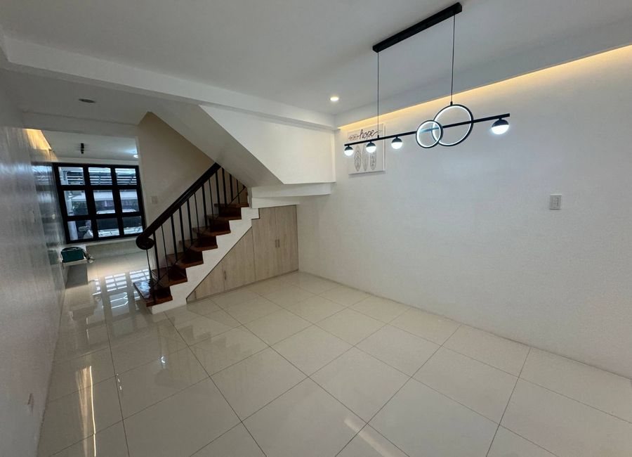FOR SALE: 3-Bedroom Townhouse / Duplex in Laging Handa, Quezon City ...