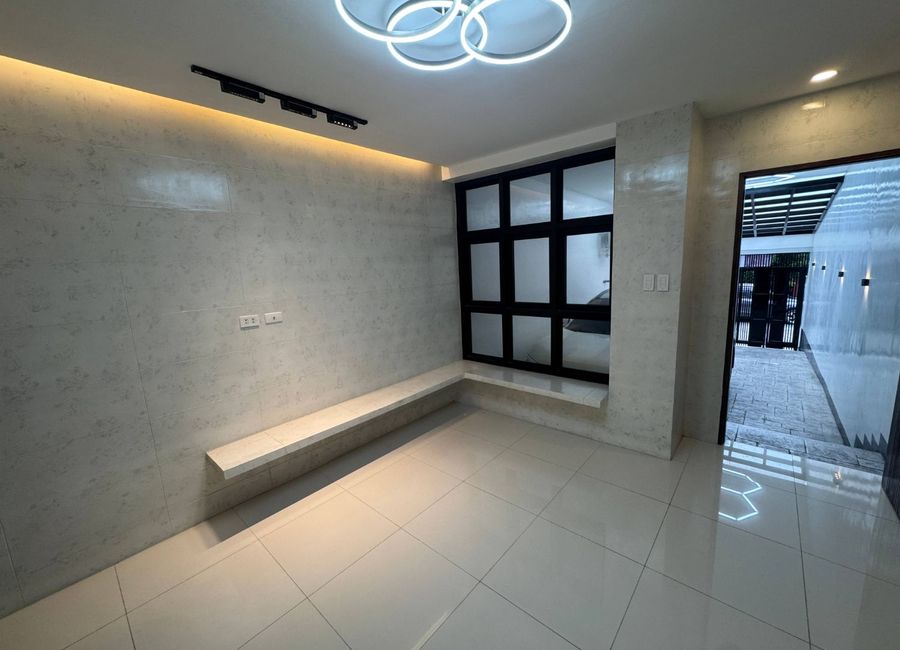FOR SALE: 3-Bedroom Townhouse / Duplex in Laging Handa, Quezon City ...