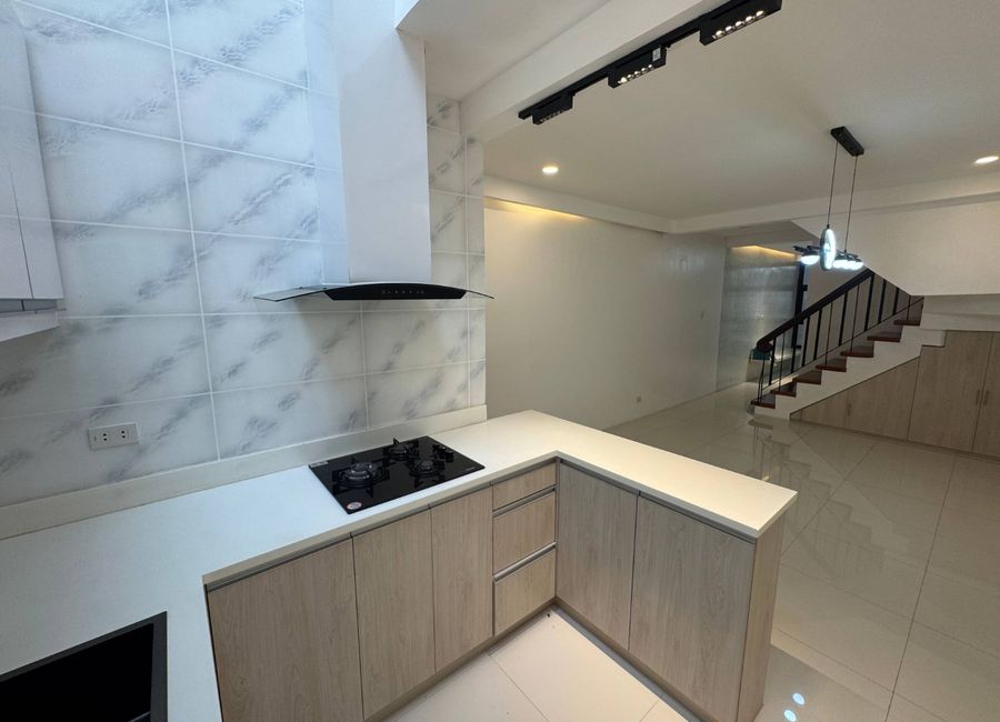 FOR SALE: 3-Bedroom Townhouse / Duplex in Laging Handa, Quezon City ...