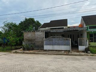 Rumah Terawat Dijual di Ranomeeto Siap huni