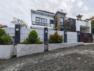 DIJUAL RUMAH SEMI VILLA DI GATSU BARAT JL ANDAKASA DENPASAR BARAT.