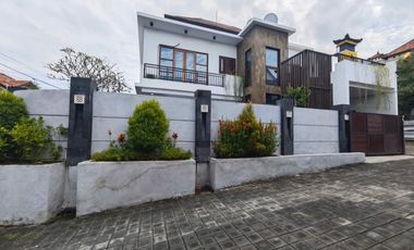 DIJUAL RUMAH SEMI VILLA DI GATSU BARAT JL ANDAKASA DENPASAR BARAT.