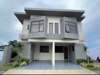 SPACIOUS AND STYLISH OVERLOOKING 3BR HOUSE AND LOT FOR SALE  IN BINANGONAN FEW MINUTES AWAY FROM ANTIPOLO CITY PROPER