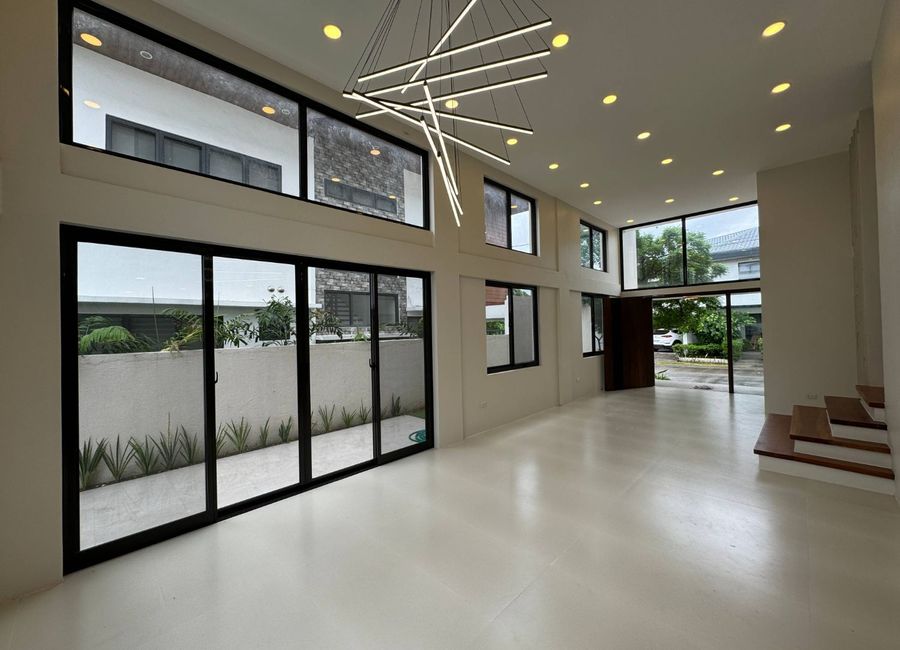 LIIP Avenue, Laguna International Industrial Park, Mamplasan, Biñan, Laguna