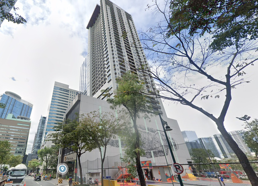 1BR w/ Balcony + 2 parking slots ICON PLAZA in BGC For Sale | Lamudi.com.ph