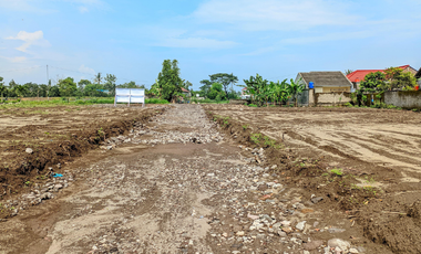 900 Meter Dawet Ringin Pak Bardi Purwomartani, Pekarangan