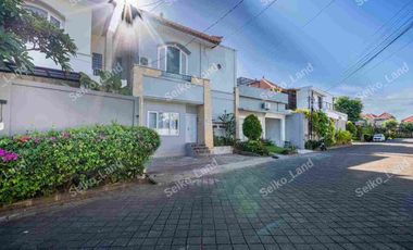 DIJUAL VILLA MEWAH DI BY PASS GARDEN, DENPASAR

Sertifikasi: SHM (Sertifikat Hak Milik)

Luas Tanah: 545 m²
Luas Bangunan: 400 m²

Bangunan & Tata Ruang:
• Total 8 kamar tidur
• Total 10 kamar mandi
• Terdiri dari 2 unit villa (depan & belakang) dalam satu lahan

Villa Depan:
– 3 kamar tidur
– 4 kamar mandi
– 2 lantai
– 1 kolam renang pribadi

Villa Belakang:
– 5 kamar tidur
– 6 kamar mandi
– 3 lantai
– 1 kolam renang pribadi

Fasilitas:

AC, Carport, Garasi, Water Heater, Fire Extinguisher, Microwave, Refrigerator, Oven, Stove, Garden, Swimming Pool, PAM, dan sistem keamanan 24 jam.


Perumahan By Pass Garden lingkungan perumahan elit yang tenang, aman, dan nyaman, dengan akses strategis ke pusat kota dan area bisnis utama.

Harga: Rp 7,8 Miliar (nego)
Hubungi: