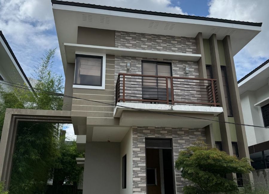 4 Bedroom House for Sale in Minglanilla with Mountain and Seaview ...