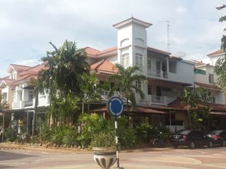 Rumah Bukit Gading Mediterania Kelapa Gading 18x23m 3,5lantai, jalan lebar