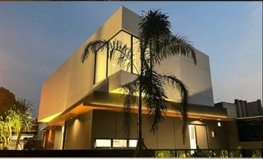 Dijual Rumah Sangat Mewah Bangunan Mandiri di Kencana Loka BSD