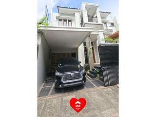 Rumah Sewa ada Kolam Renang di Kebayoran Baru, Jakarta Selatan