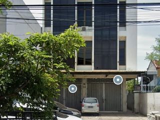 Gedung Area Komersial dengan Parkiran Dalam Luas di Rungkut, SBY