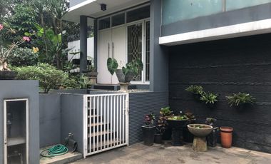 DIJUAL CEPAT RUMAH HUK 2,5 LANTAI DI KEBAYORAN BINTARO (LINGKUNGAN ASRI , ELITE , BAGUS)