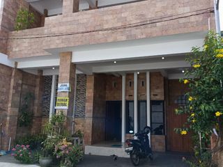 Di Jual Rumah dua lantai Full batu alam di kota Blitar