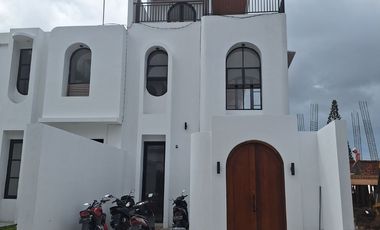 VILLA BARU 3 LANTAI DENGAN PEMANDANGAN LAUT DAN TELUK BENOA BALI