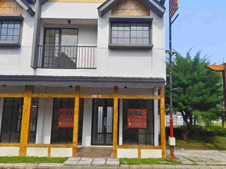 Desewakan rumah 2 lantai bisa parkir 6 Mobil