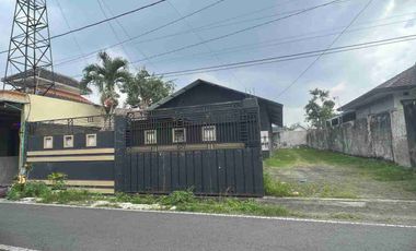 Gudang Murah Lokasi Strategis Di Jl. Simpang Ranugrati Selatan- Sawojajar

Spesifikasi : 

Luas Tanah : 628m²

Luas Bangunan : 166m²

Kamar Tidur : 2

Kamar Mandi : 1

PLN : 2200 Watt

Air : PDAM

SHM

Harga 2,3 M Nego