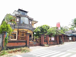 Rumah 2 Lantai Lokasi Strategis Di Jl Raya Singaraja-Bedugul, Sukasada Buleleng

Kondisi bangunan butuh servis
Luas Tanah : 500m²

Luas Bangunan : 237m²

Fasilitas :

Ruang Artshop

Kamar Tidur : 5

Kamar Mandi : 4

Listrik : 1300 Watt

Air : Sumur Bor 

Hadap : Barat

Akses Jalan 8 Meter

Lokasi strategis, 
berada di jalan utama, dekat dengan fasilitas umum.

Harga : Rp 2.5M Nego