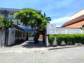 Di Jual Hotel 3 Lantai Dengan Resto 
Di Jl. Petitenget Gg. Kukur Anyar, Kerobokan Kelod, Kec. Kuta Utara, Kab. Badung

Spesifikasi:

Luas Tanah 325m²

Bangunan Hotel 396m²

Bangunan Resto 15m²
11 Kamar
Pool

Resto

Tahun dibangun 2013

Selling Point:

Kawasan Hotel/Villa Petitenget

7 Menit Menuju Pantai Petitenget

7 Menit ke Seminyak Square

Harga 15M Nego