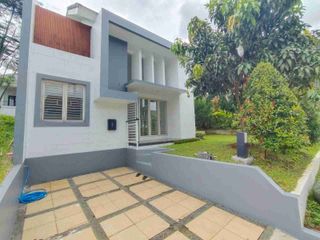 Rumah Posisi Hook dan Taman di Rancamaya Golf Estate Bogor