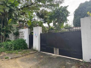 FOR SALE: Old Bungalow House and Lot in Quezon City