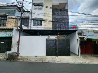 TURUN HARGA!!
Kost Eksklusif Cipete – Jl. Damai Raya
BRAND NEW !! 

Spesifikasi:
- Luas Tanah: 176 m²
- Bangunan: 3 lantai
- Jumlah Kamar: 29 kamar
- Okupansi: 100%
- Akses: Jalan raya utama 3 jalur mobil, bisa jalan kaki ke Jl. Fatmawati Raya
- Omset: ± Rp70 juta/bulan

- Harga sewa kamar: Rp2,5 juta/bulan

FASILITAS KAMAR:
- Kasur single/double
- Smart TV (Netflix, Disney Hotstar, YouTube, dll)
- WiFi
- AC
- Meja, kursi, lemari, rak penyimpanan
- Kamar mandi dalam: shower, water heater, closet duduk
- Listrik token masing-masing kamar

FASILITAS UMUM:
- Akses keluar-masuk 24 jam
- Keamanan 24 jam
- Dapur bersama (kompor, kulkas, microwave, air minum)
- Mesin cuci & area jemur
- Lounge area
- Parkir motor
- Penjaga kost
- CCTV

Harga Jual: Rp12 M Menjadi 11 M (Nego)