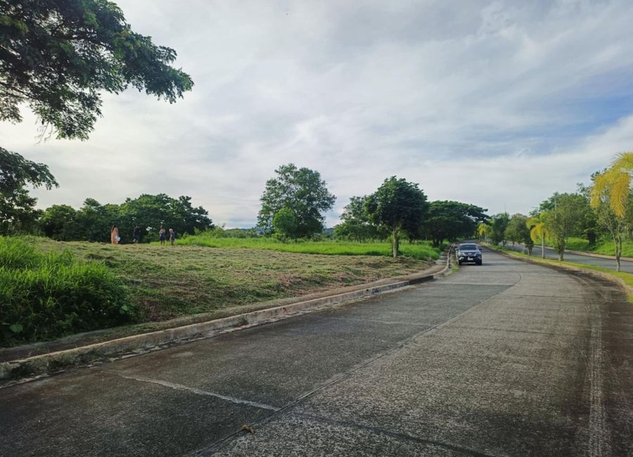 Paseo de Enrile, Splendido Taal Residential Golf & Country Club, Laurel, Batangas