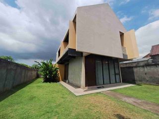 Rumah semi villa Pantai Gumicik Gianyar Bali