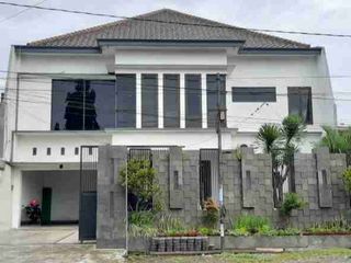 Dijual Rumah mewah 2 lantai siap huni di pinggir jalan propinsi Jember