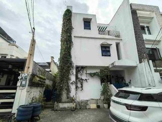 GOOD BUY: Semi-fitted 3-Storey House in Spring Lane Homes 2, Acacia Estates, Wawa, Taguig City