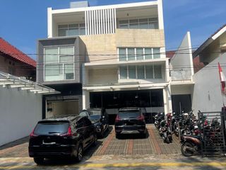 Gedung 3 Lantai Hadap Timur Pinggir Jalan Raya Anggrek Loka