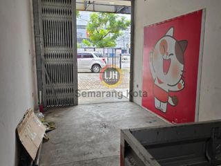 Bangunan usaha di jalan Pandanaran