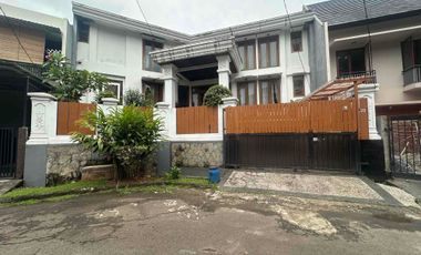 Bintaro . Swimming Pool House  mewah dengan Aksen kaya Jati dan Lantai Marmer. 5 menit ke sekolah internasional dan Mall