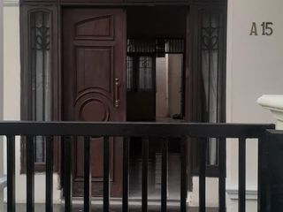 Disewakan rumah siap huni, berperabot lengkap (fully furnished), rapi dan lega.