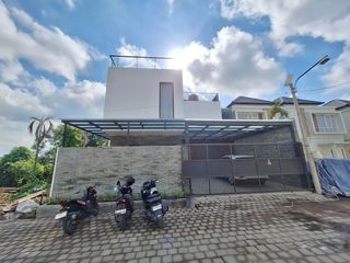 Rumah Modern dalam kompleks dengan view rooftop di Canggu