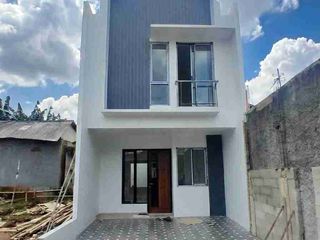 RUMAH 2 LANTAI AKSES 2 MOBIL DEKAT PINTU TOL JATIASIH DAN JATIWARNA, FREE BIAYA BIAYA